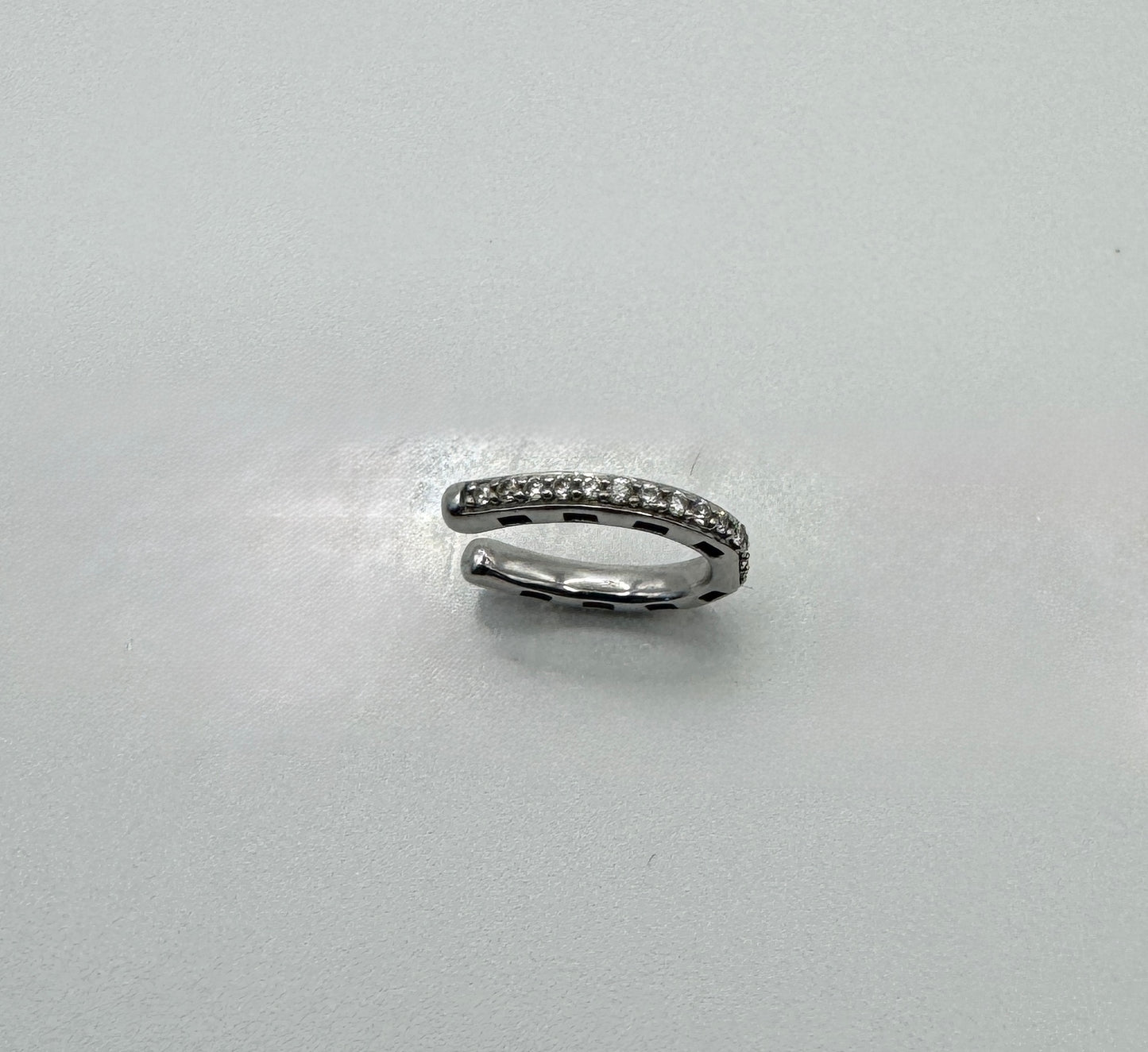 Horseshoe ear-cuff
