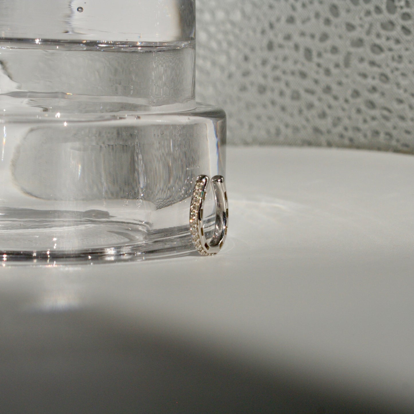 Horseshoe ear-cuff