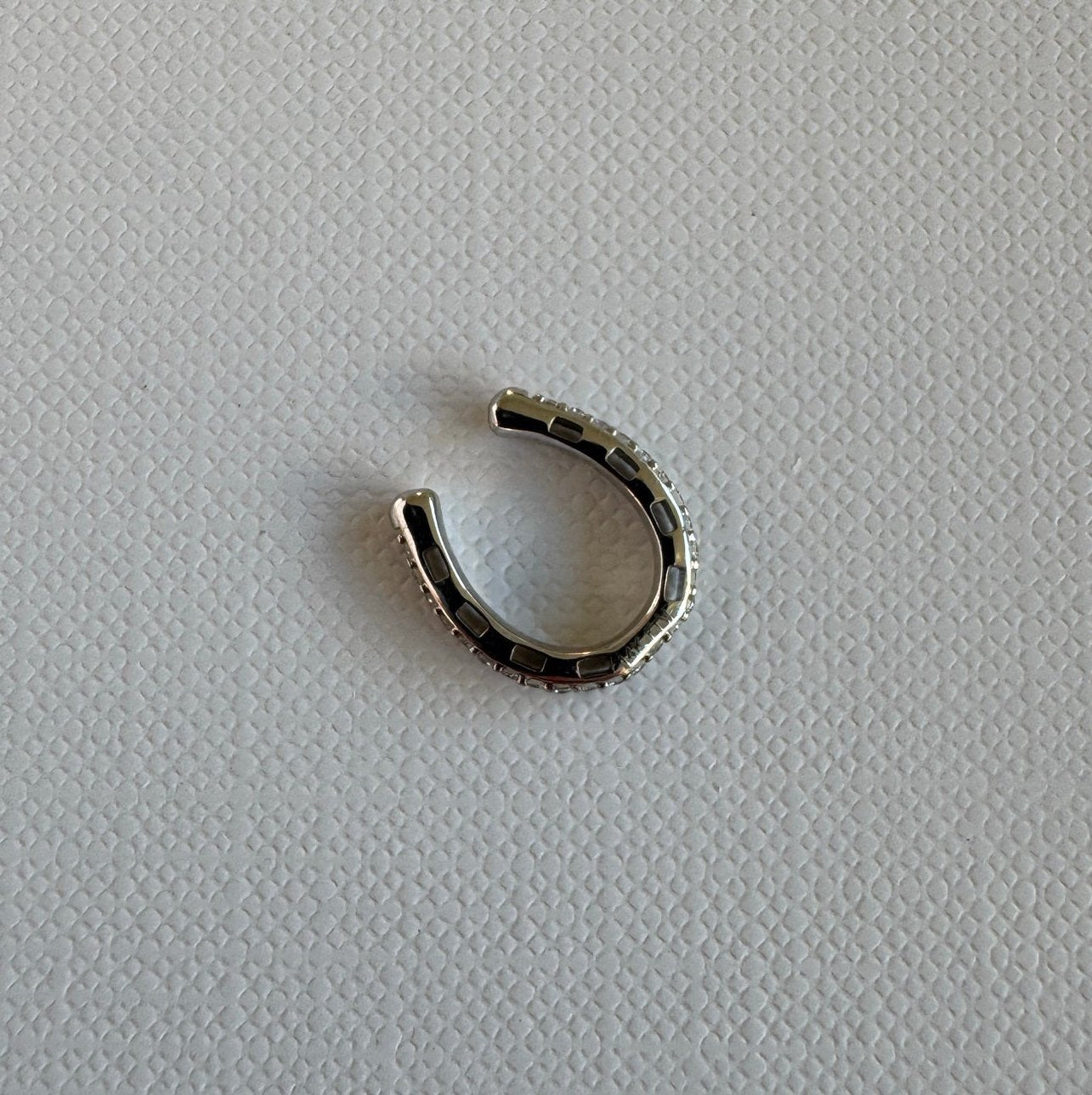 Horseshoe ear-cuff