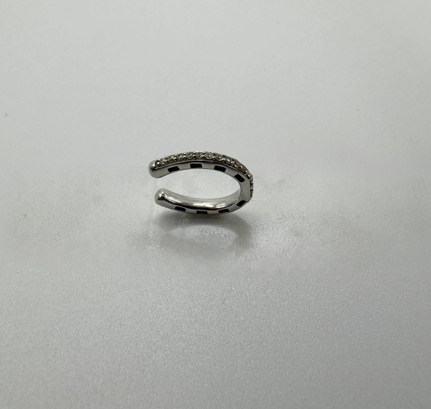 Horseshoe ear-cuff